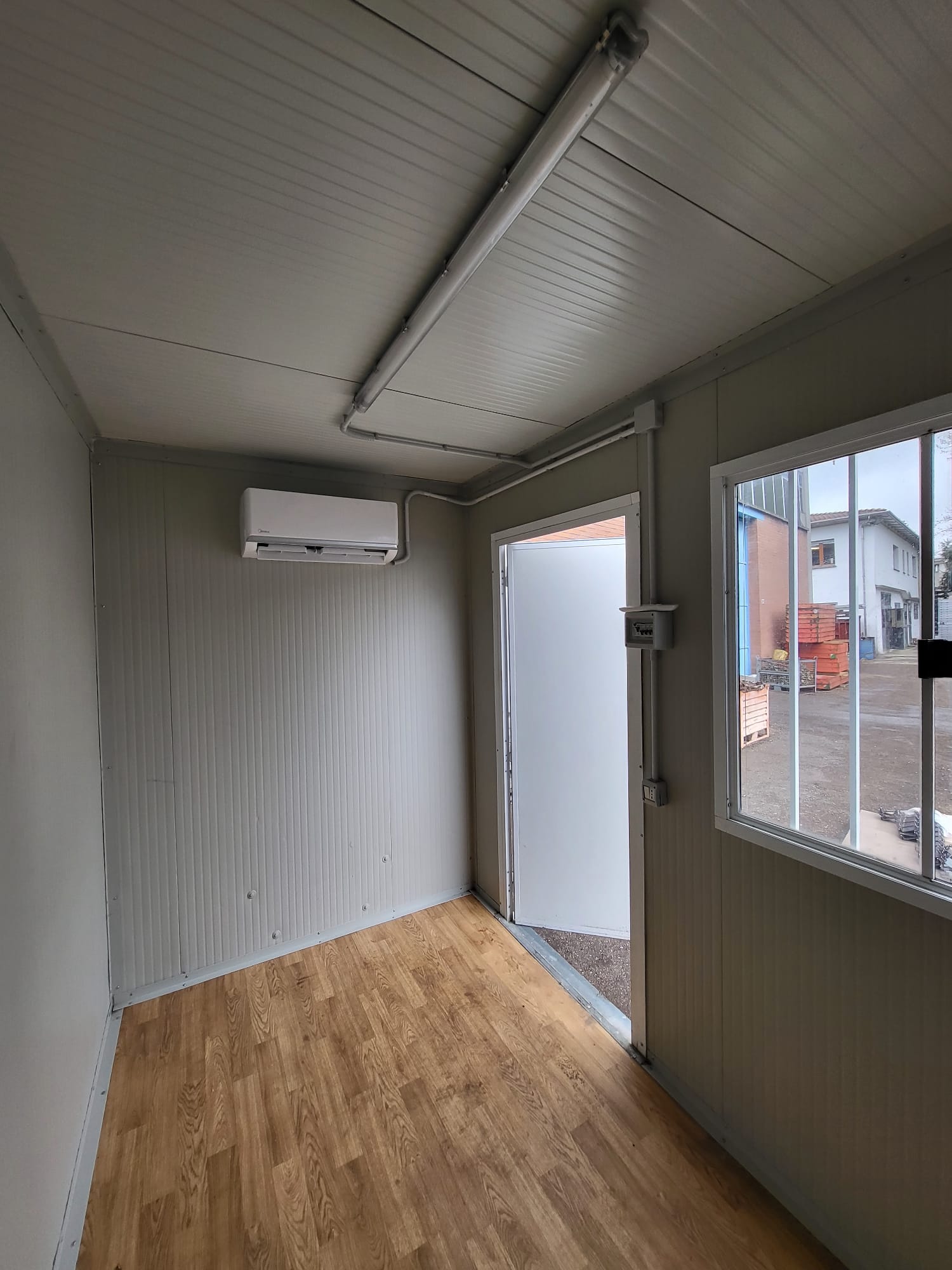 Monoblocco baracca da cantiere 3 x 2 m con pompa di calore - immagine 2