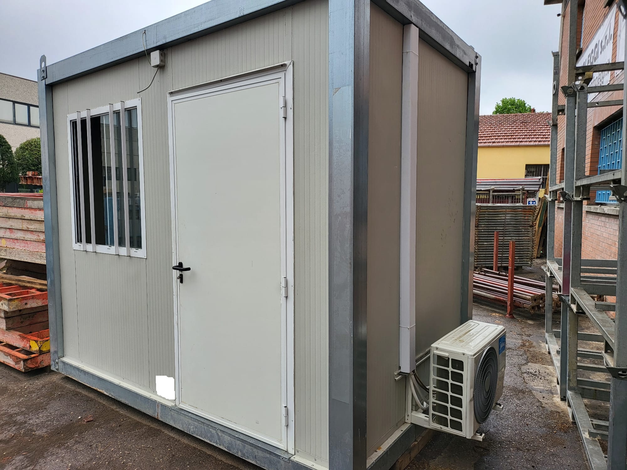 Monoblocco baracca da cantiere 3 x 2 m con pompa di calore